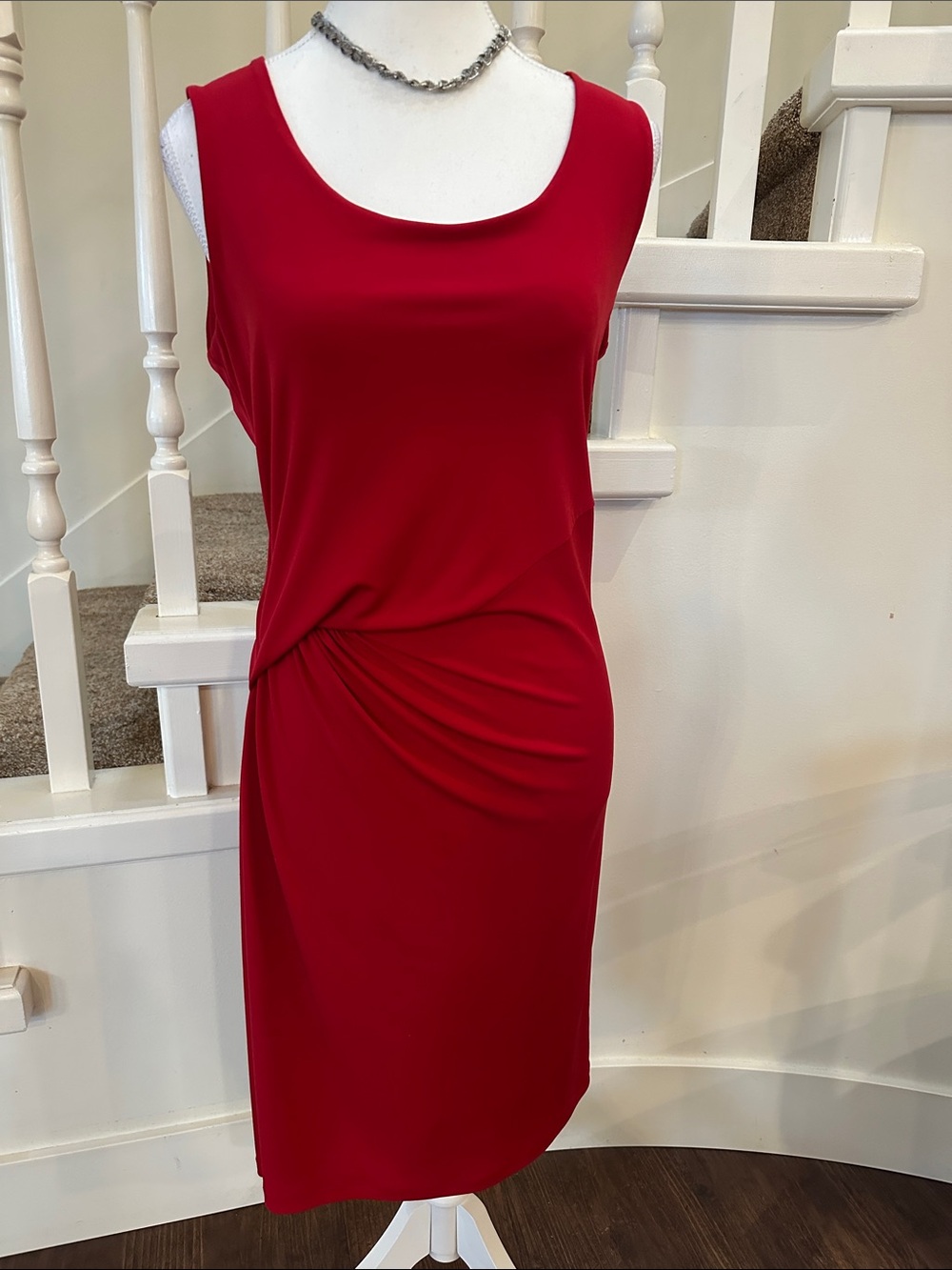 Elegant Red Sleeveless Knot-Detail Dress